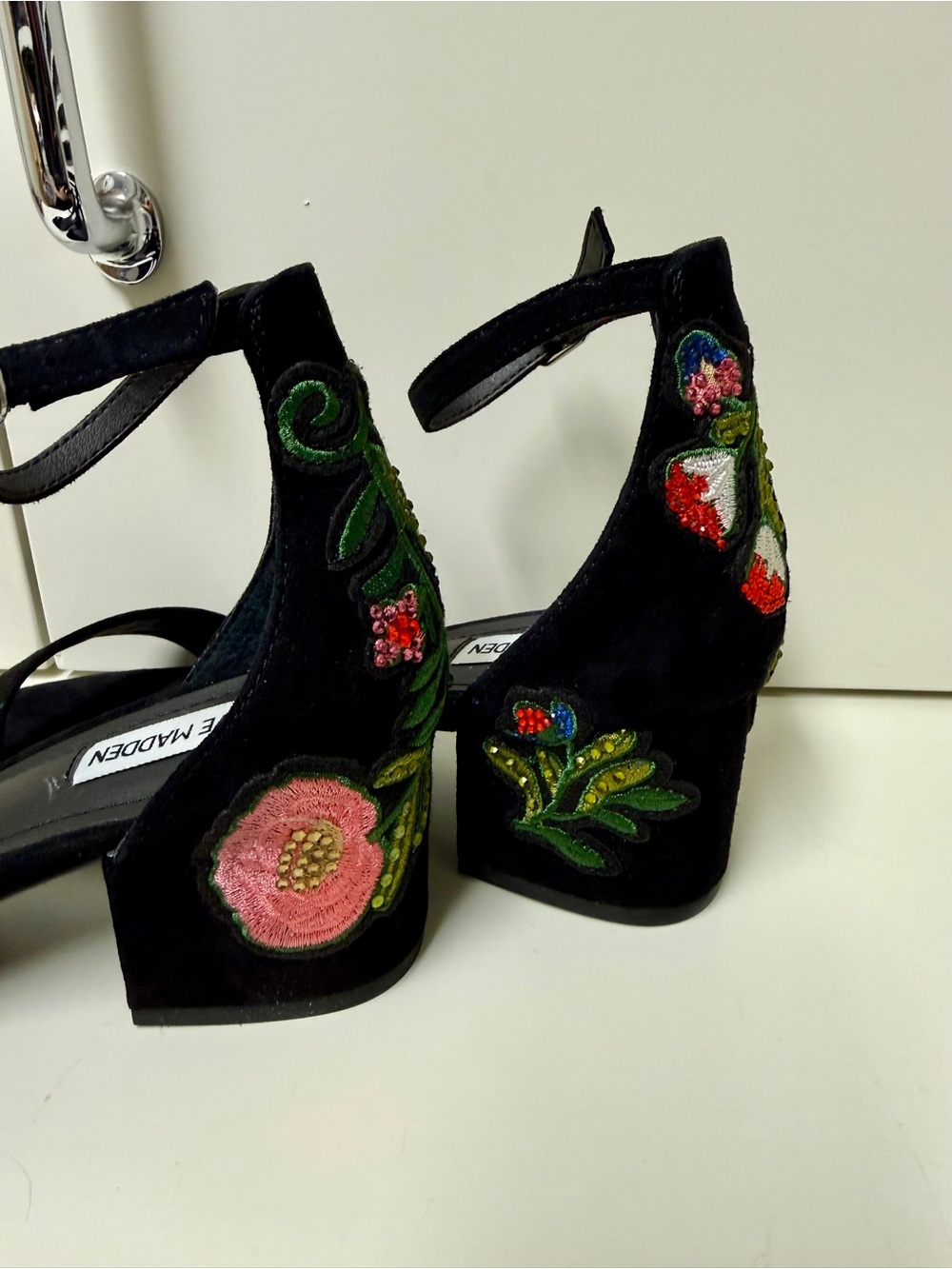 Steve Madden Inca Black Suede Embroidered Floral Block Heel Sandals Size US 8.5 - Picture 2 of 11